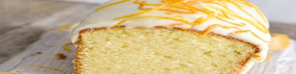 Grafik eines saftigen Orangenkuchens mit Zuckergussglasur.