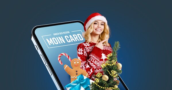Grafik mit dunkel blauem Hintergrund. In der Mitte ist ein Handy mit der offenen Moin Card App zu sehen. Aus dem Bildschirm wachsen verschiedene Dinge. Ein Geschenk, Ein nett winkender Lebkuchenmann, Ein Weihnachtsbaum und eine bestechenden schöne blonde Frau mit Weihnachtsmütze und Weihnachtspullover.