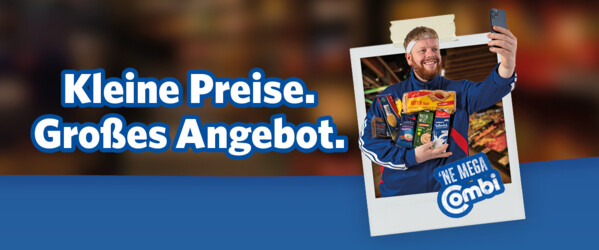 Werbebanner: Ein sympathischer Mann in sportlicher Kleidung hält einen Stapel Lebensmittelpakete und macht ein Selfie. Daneben steht der Text ‚Kleine Preise. Großes Angebot.‘ und das Logo ‚NE MEGA Combi‘. Der Hintergrund zeigt unscharf ein Supermarktregal.“