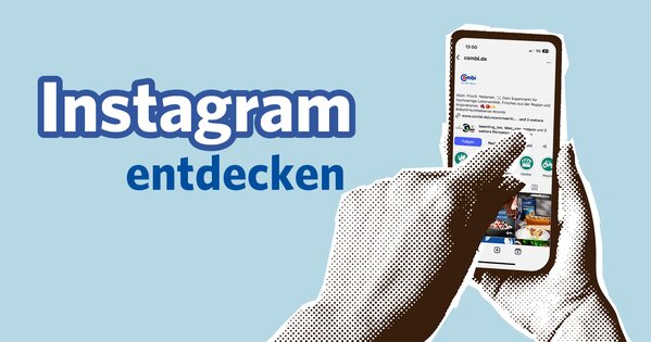 Werbebanner mit dem Schriftzug ‚Instagram entdecken‘ auf hellblauem Hintergrund. Rechts hält eine illustrierte Hand ein Smartphone, das das Instagram-Profil von Combi mit verschiedenen Beiträgen und dem ‚Folgen‘-Button zeigt-