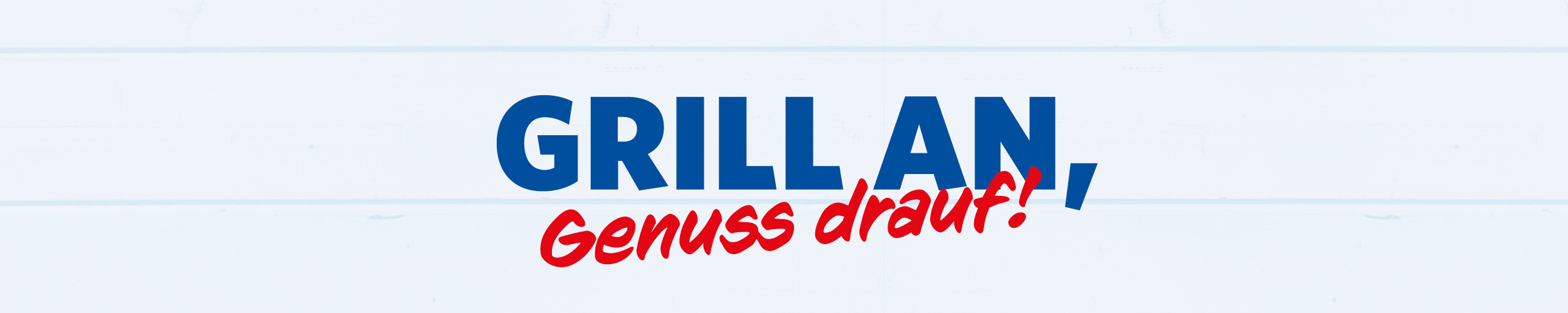Hellblauer Holzhintergrund mit Dunkelblauem und Rotem Schriftzug: Grill an, Genuss drauf!