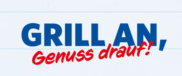 Hellblauer Holzhintergrund mit Dunkelblauem und Rotem Schriftzug: Grill an, Genuss drauf!