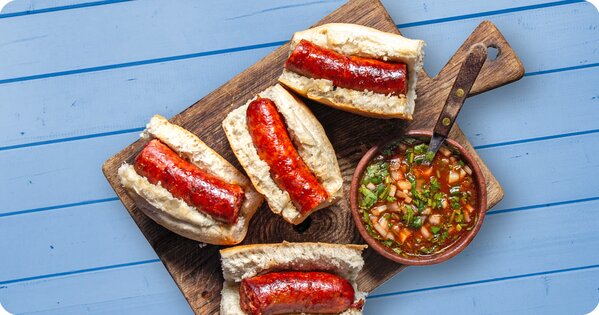 Abbildung von mehreren Chorizo-Würstchen in Brot 