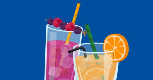 Illustrierte Erfrischungsgetränke auf blauem Hintergrund: Zwei Gläser mit Eiswürfeln, Strohhalmen, Beeren- und Orangengarnitur.