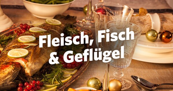 Ein festlich gedeckter Tisch mit einem Teller Fisch, garniert mit Zitrone, Rosmarin und Beeren. Daneben Gläser mit Deko.