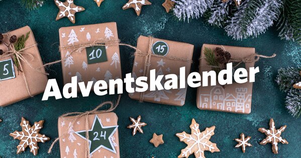 Eine Reihe von nummerierten Geschenkpaketen liegen auf einem weihnachtlich-dekoriertem Tisch.