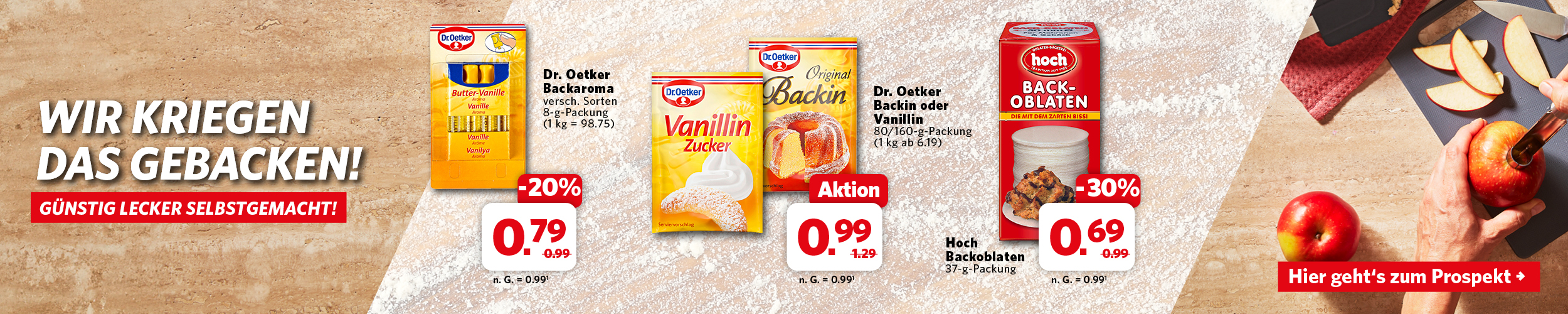 Slider mit Grafik von einer Holzoberfläche mit Mehl bestäubt. An der Seite wird ein Apfelkuchen vorbereitet. In der Mitte sind drei Angeboten zu sehen. Dr. Oetker Backaroma für 0.79 € statt 0.99 €. Dr. Oetker Backin oder Vanillin für 0.99 € statt 1.29 € und Hoch Backoblaten für 0.69 € statt 0.99 €.