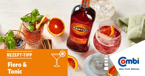 Weißer Tisch mit Martini, Cocktails, Grapefruit und Eiswürfeln