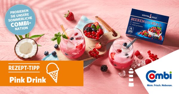 Rosafarbener Tisch mit einer halben Kokosnuss, diversen Früchten und zwei Coktails dazu eine Packung Küstengold Beerencocktail