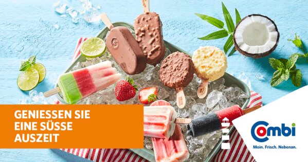 Blauer Tisch mit Schale voller Eiswürfel und einer halben Kokosnuss und Limettenscheiben, dazu diverse Eis am Stiel