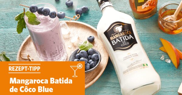 Blauer Tisch mit Batida de Côco, Honig und Blaubeeren