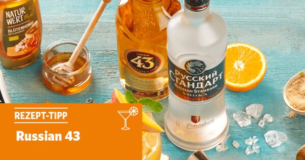 Blauer Tisch mit Honig, Likör 43, Russian Standart Vodka, Eis und einer halben Orange
