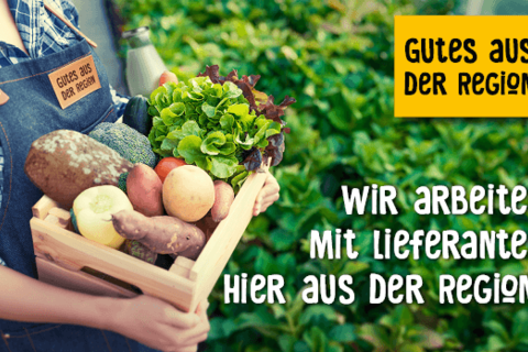 Person mit Holzkiste voller Gemüse vor einem Feld mit Logo