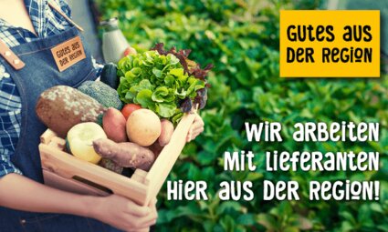 Person mit Holzkiste voller Gemüse vor einem Feld mit Logo