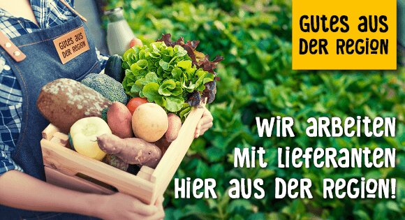 Person mit Holzkiste voller Gemüse vor einem Feld mit Logo