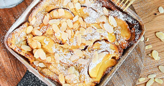 Apfelkuchen mit Mandeln in einer Pfanne