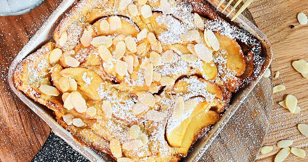 Apfelkuchen mit Mandeln in einer Pfanne