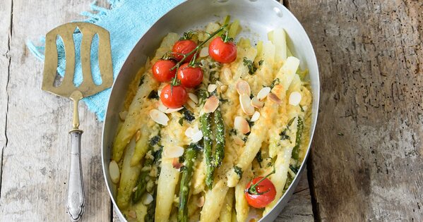 Spargelgratin in einer Pfanne mit einem Löffel daneben