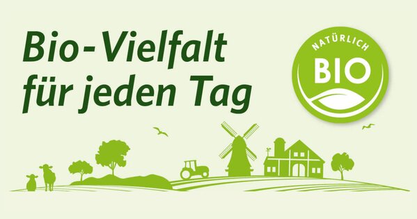 Grüne Grafik mit Schriftzug „Bio-Vielfalt für jeden Tag“ und Bio-Siegel „Natürlich Bio“. Illustration mit Bauernhof, Windmühle, Traktor und Tieren – Symbol für nachhaltige, biologische Produkte.