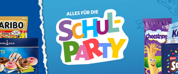 Banner mit dem Schriftzug „Alles für die Schulparty“ sowie verschiedenen Angeboten, darunter Capri-Sun, Haribo, Hohes C, Nimm2 Soft, Mini-Donuts, Cheestrings, Knoppers, Smarties und ein Milchmischgetränk.