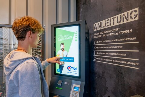 Junger Mann erklärt 24/7 Automaten