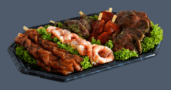 Eine Platte mit verschiedenen Fleischsorten und Salat dekoriert
