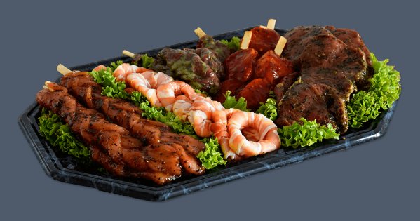 Eine Platte mit verschiedenen Fleischsorten und Salat dekoriert