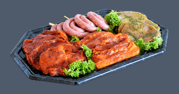 Verschiedene Fleischsorten auf einer Platte mit Salat dekoriert
