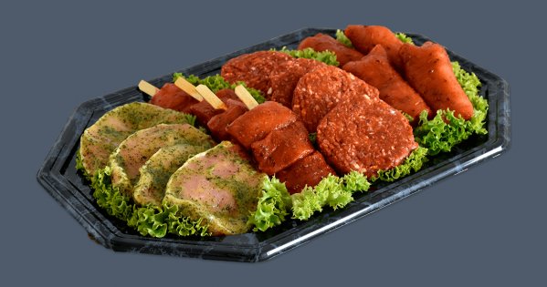 Verschiedene Fleischsorten auf einer Platte mit Salat dekoriert