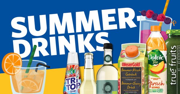 Grafik mit der Überschrift „Summer Drinks“. Auf blau-gelbem Hintergrund sind sommerliche Getränke und Zutaten abgebildet, darunter Sirup, alkoholfreier Sekt, Weißwein, Bananen-Kirsch-Getränk, Volvic Tee und True Fruits Smoothie. Ergänzt wird die Darstellung durch ein Glas mit Orangenscheibe und Strohhalmen sowie einen dekorierten Drink mit Beeren.