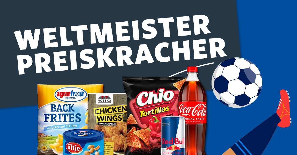 Banner mit der Aufschrift „Weltmeister Preiskracher“, Fußballmotiv und verschiedenen Aktionsprodukten wie Backfrites, Chicken Wings, Tortilla-Chips, Erdnüssen, Coca-Cola und Red Bull.
