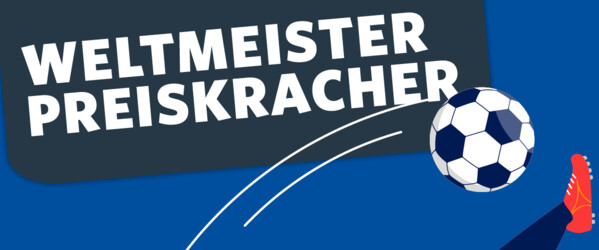 Blauer Werbebanner mit dem Schriftzug „Weltmeister Preiskracher“, einem Fußball und einem Fußballschuh. Hinweis auf besondere Aktionsangebote zur Fußballsaison.