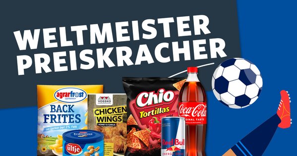 Banner mit der Aufschrift „Weltmeister Preiskracher“, Fußballmotiv und verschiedenen Aktionsprodukten wie Backfrites, Chicken Wings, Tortilla-Chips, Erdnüssen, Coca-Cola und Red Bull.