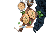 Geschmiertes Brötchen mit Brotaufstrich auf einem Brotbrett