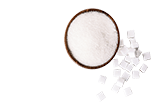 Eine Schale mit Zucker und daneben liegen Zuckerwürfel