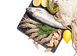 Fisch und Meeresfrüchte auf einem Brett mit Zitronen angerichtet