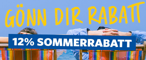 Zwei Liegestühle am Strand mit der Überschrift "Gönn dir Rabatt 12% Sommerrabatt"