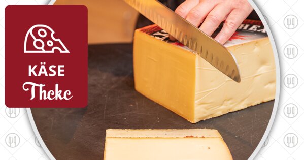 Sueck Kaese mit einen Messer