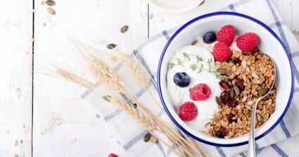Quark mit Beeren, Cornflakes und Getreide zur Dekoration