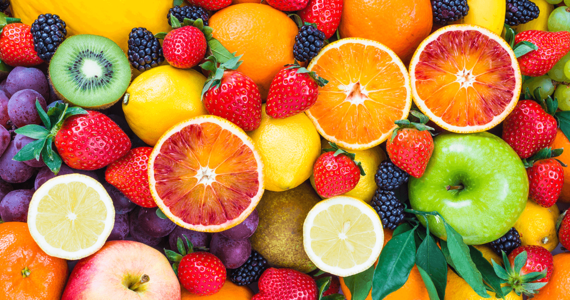 Erdbeeren, Weintrauben, Orangen, Birnen, Brombeeren, Äpfel und Zitronen