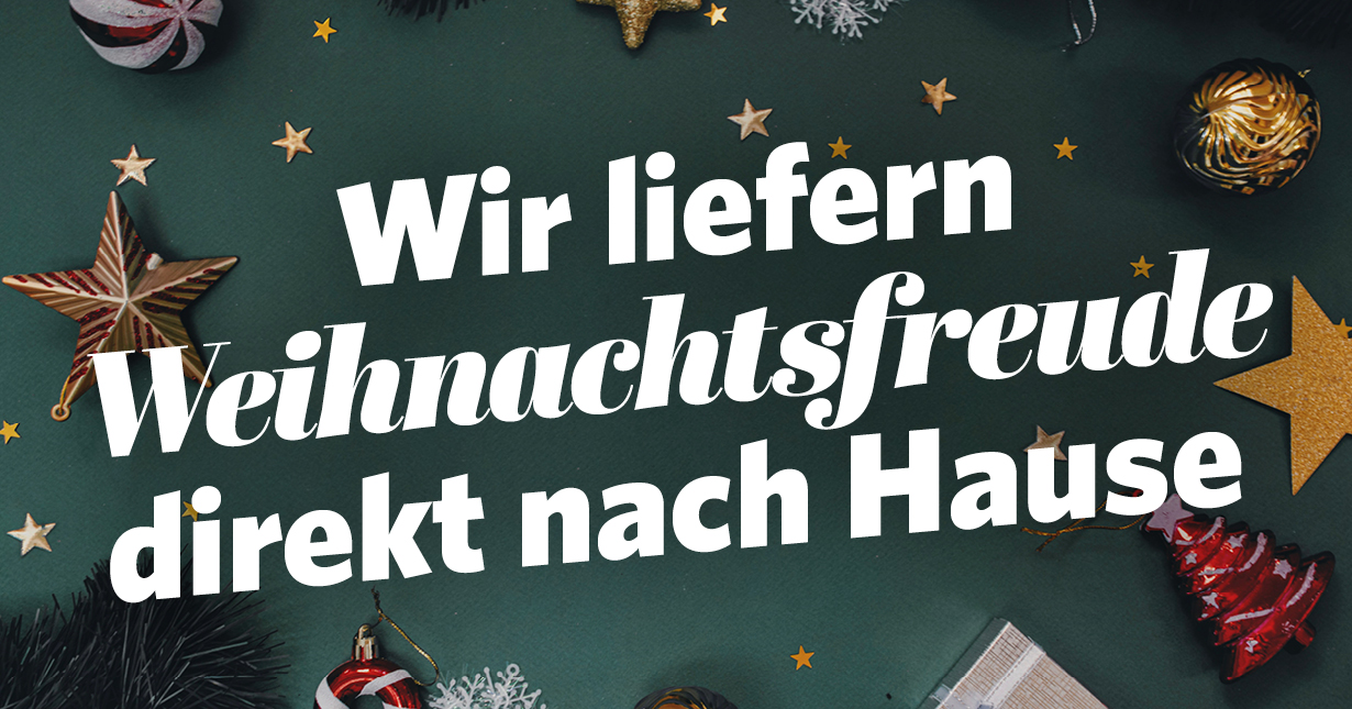 Banner mit dem Text „Wir liefern Weihnachtsfreude direkt nach Hause“ auf grünem Hintergrund, dekoriert mit goldenen Sternen, roten Mini-Tannenbäumen und weihnachtlichem Baumschmuck.